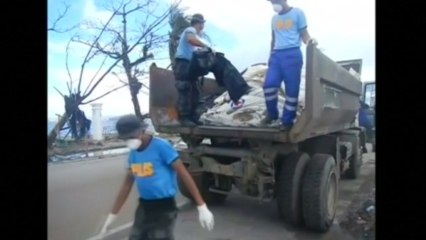 Hunt for bodies continues in the Philippines, survivors criticise relief response