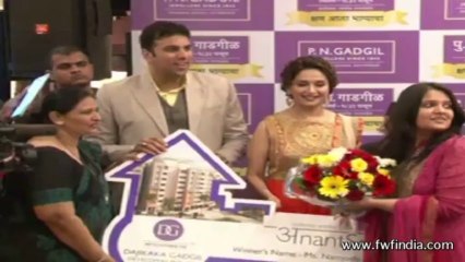MADHURI DIXIT GIVE AWAY AWARDS TO PN GADGIL JWELLERS CONTEST WINNERS 1