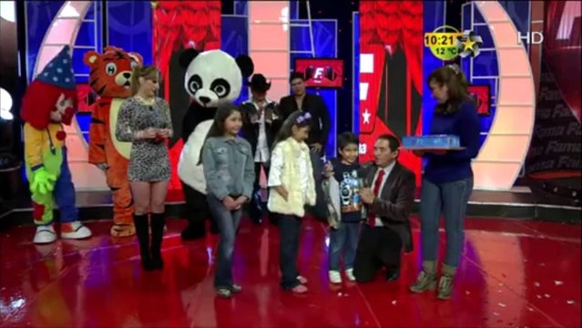 Ernesto Chavana recibe una sorpresa en Premios Fama