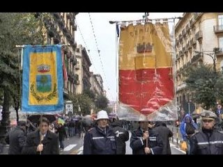 Napoli - #Fiumeinpiena, polemica sul gonfalone del Comune (16.11.13)