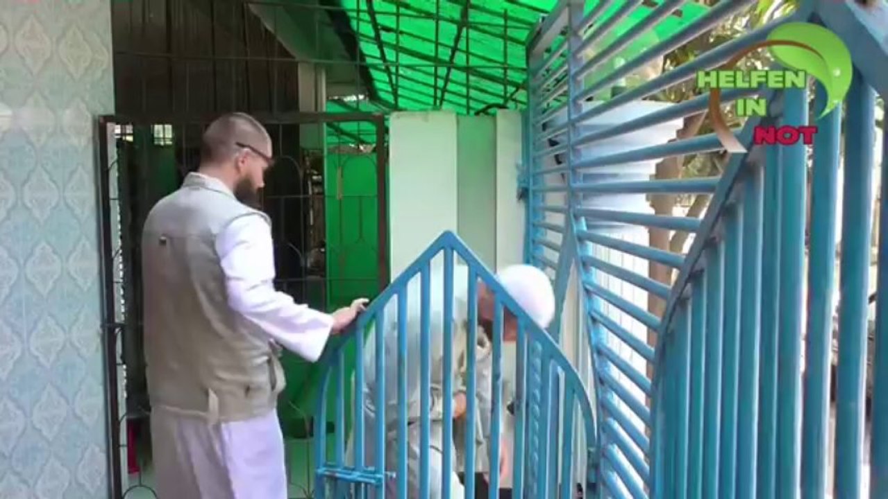 Helfen in Not in Bangladesh and Burma - Kurban, schools and refugee camps - Part 1    الجزء الأول من فلم جمعية مساعدة المحتاجين في بورما وبنغلاديش توزيع لحوم الأضحية في المدارس الخيرية ومخيمات اللاجئيين