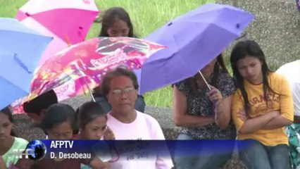 Les Philippins en deuil cherchent le réconfort à la messe