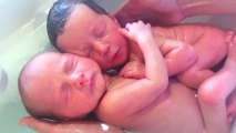 (VÍDEO) como se bañan a 2 gemelos recién nacidos. una maravilla de Dios.