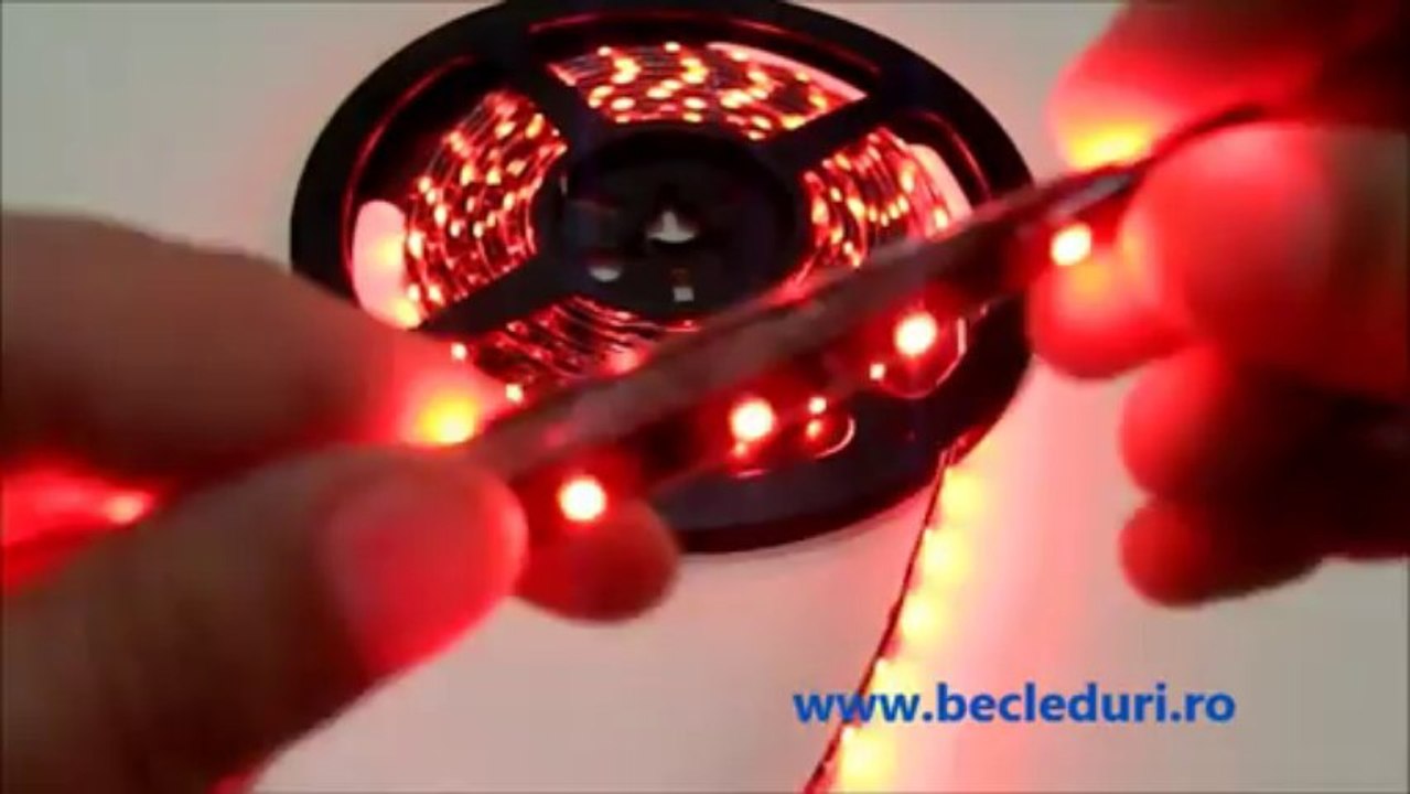 Banda led rosie, IP65, 60 smd 3528/ml, 4.8W/m 12V fundal negru ideal pt auto - www.becleduri.ro