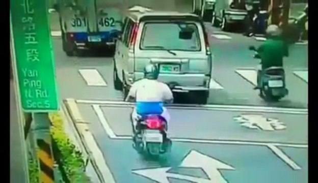 Un van s’envole au dessus de la route - Gros accident!