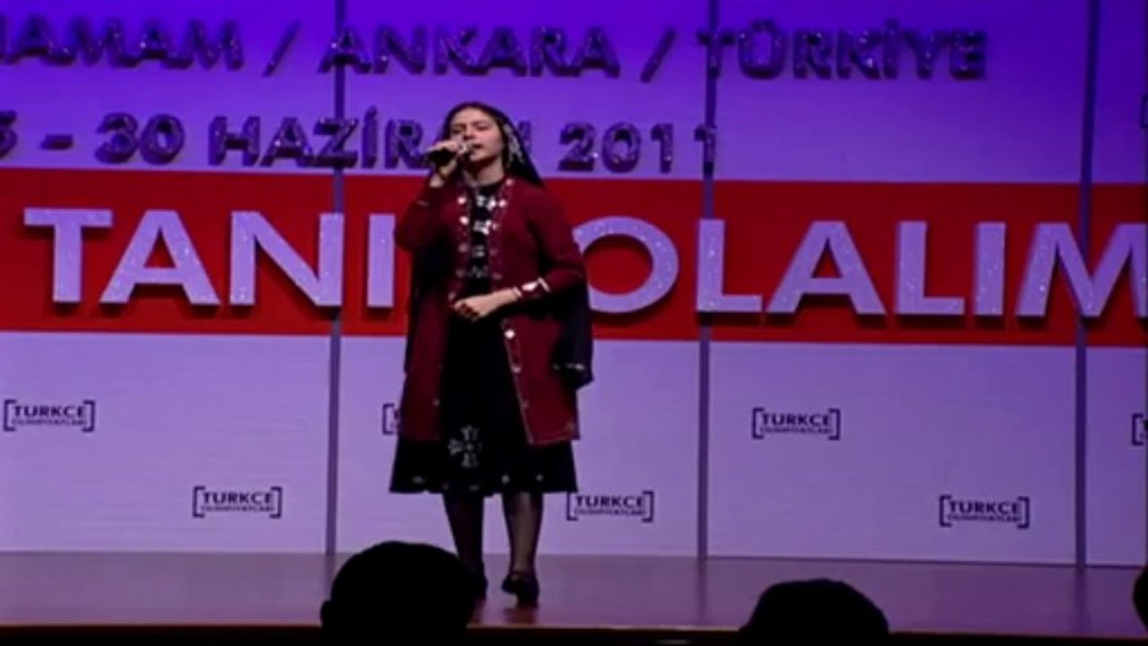 Gürcistanlı Leila Kurbanova, Mehmet Akif Ersoy'un "Kocakarı İle Ömer" şiirini okuyor