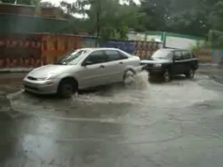 L'eau d'un égout déborde et soulève une voiture à Montréal