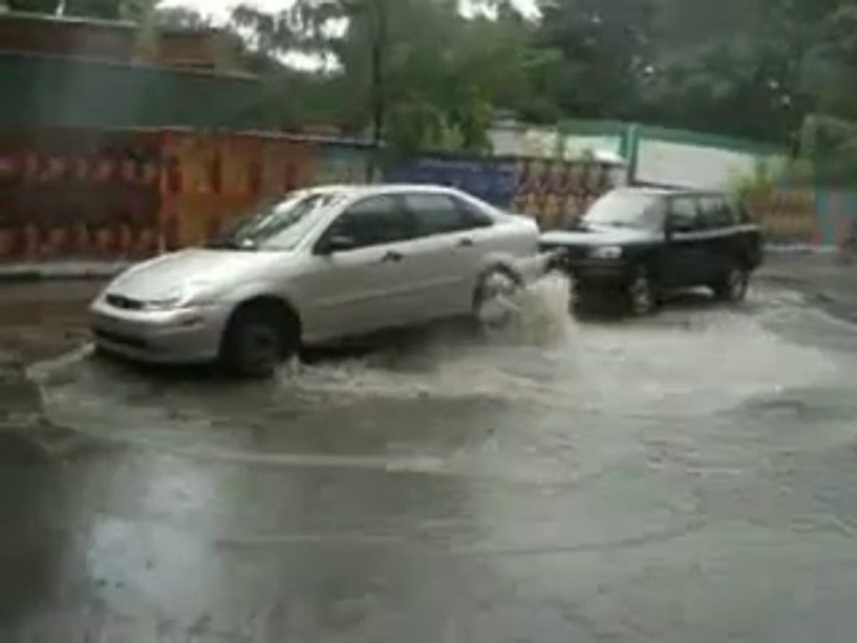 L'eau d'un égout déborde et soulève une voiture à Montréal