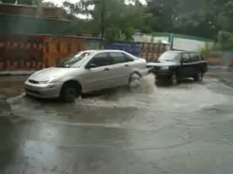 L'eau d'un égout déborde et soulève une voiture à Montréal
