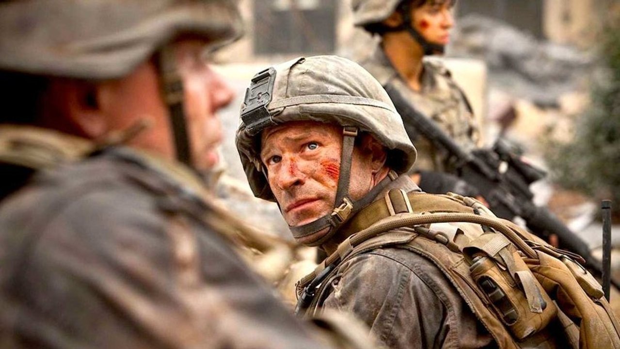 Aaron Eckhart Battles Aliens in Los Angeles