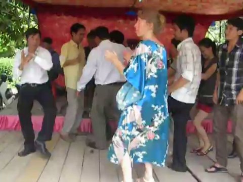 Việt Nam Wedding Part 9: More dancing.