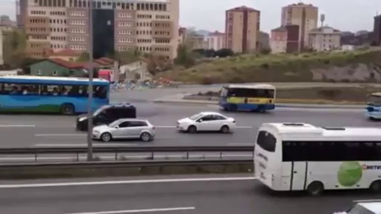 10 Kasım'da Otobanda Arabalar Duruyor ( TekYurek.com )