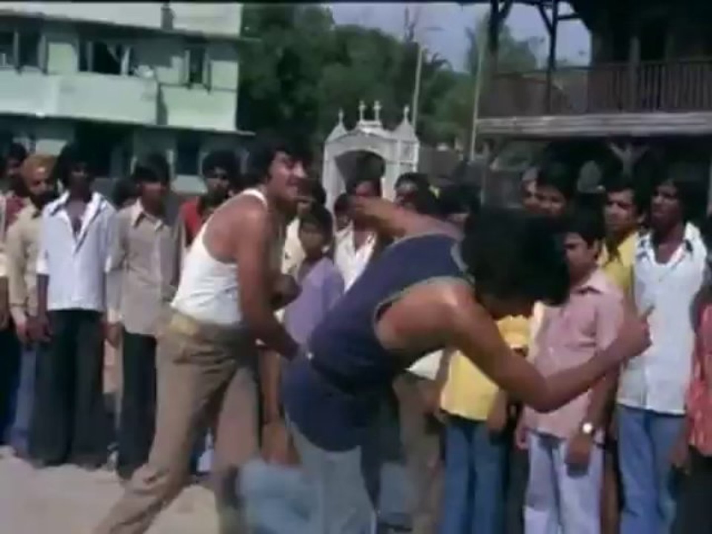 Amar Akbar Anthony - Amitabh Bachan & Vinod Khanna Fight Scene - video  Dailymotion