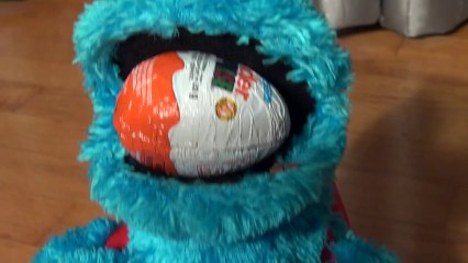 Cookie Monster Count' n Crunch opening Kinder Egg Surprises