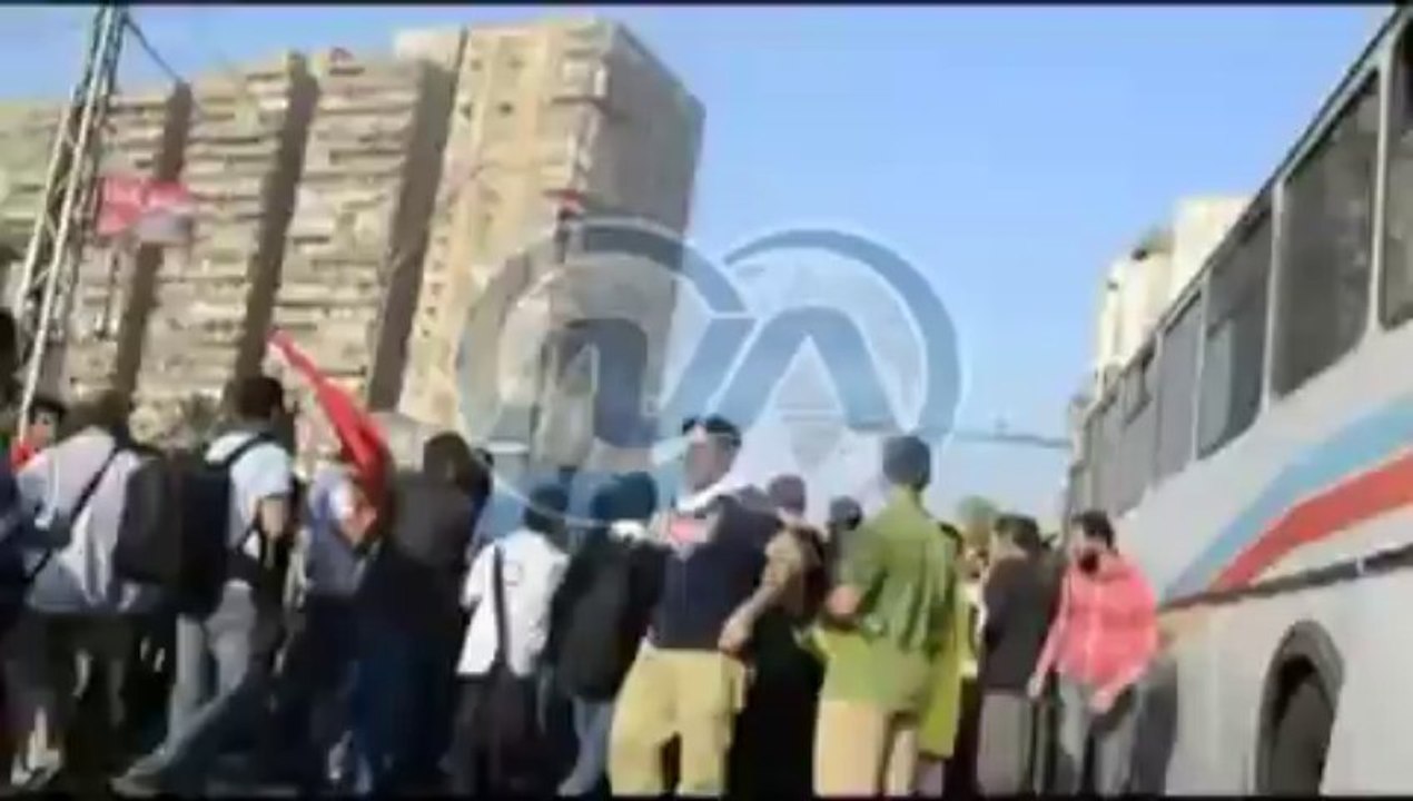 اعتداء انصار الرئيس المعزول محمد مرسى على سيارة احد المؤيد الفريق السيسي 15-11-2013