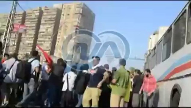 اعتداء انصار الرئيس المعزول محمد مرسى على سيارة احد المؤيد الفريق السيسي 15-11-2013