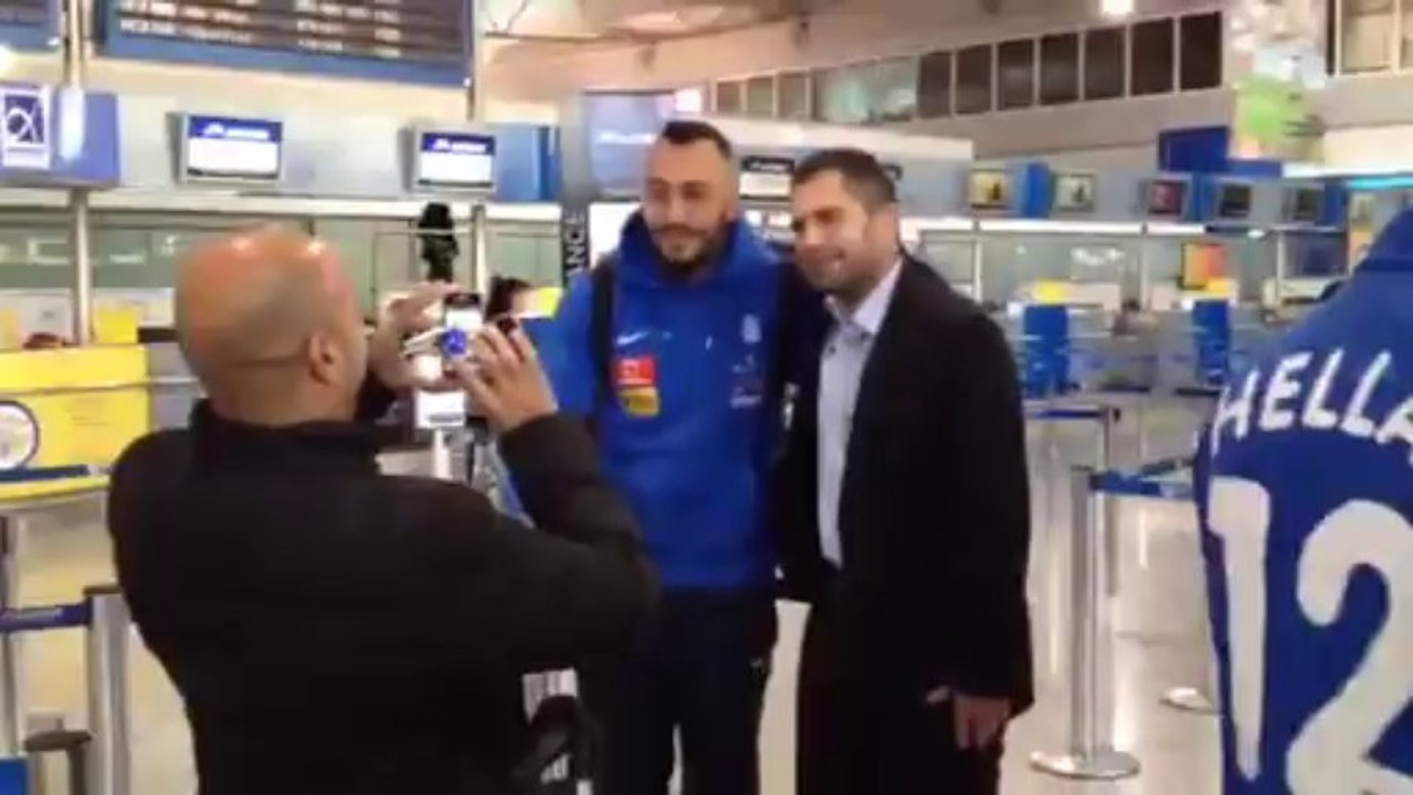 Ο Κωστας Μήτρογλου κατά την αναχώρηση της Εθνικής