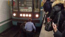 Moskova metrosunda raylara düşen sarhoş yolcu ölümden döndü