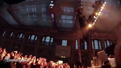 stage dive fail - EMBRULHA.com