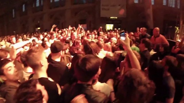 Hip Hop singer Watsky 40 feet jump from the lighting rig and scratch on the ground! (Live at Warped Tour UK 2013)