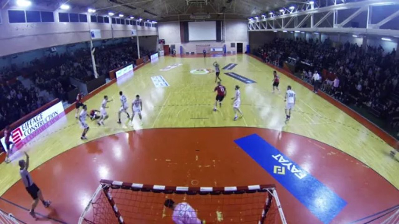 Romuald Kolle de l'US Ivry Handball inscrit un très beau but face à Nîmes lors de la 9e journée de D1