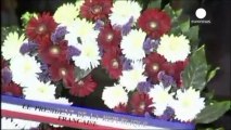 Hollande lleva flores a la tumba de Arafat