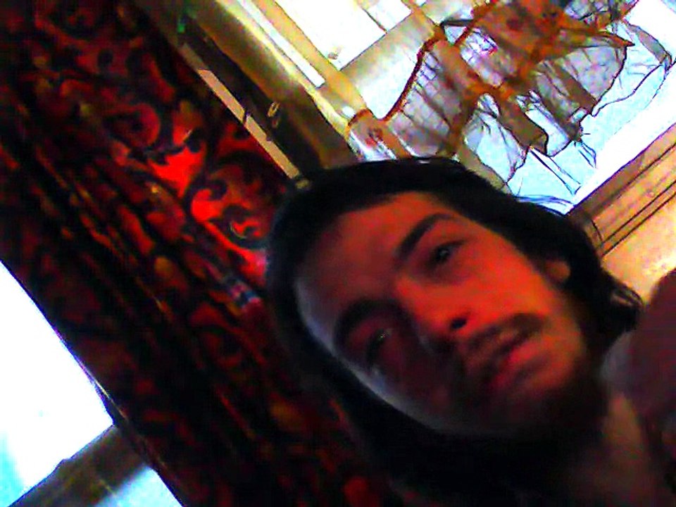 2013/11/18 - Ubuntu 13.10 comes with a broken package called Cheese Webcam Booth which crashes every time!