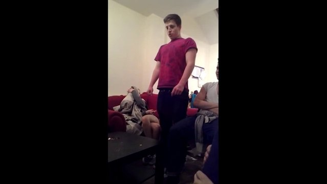 Un étudiant bourré fracasse sa tête contre une table basse