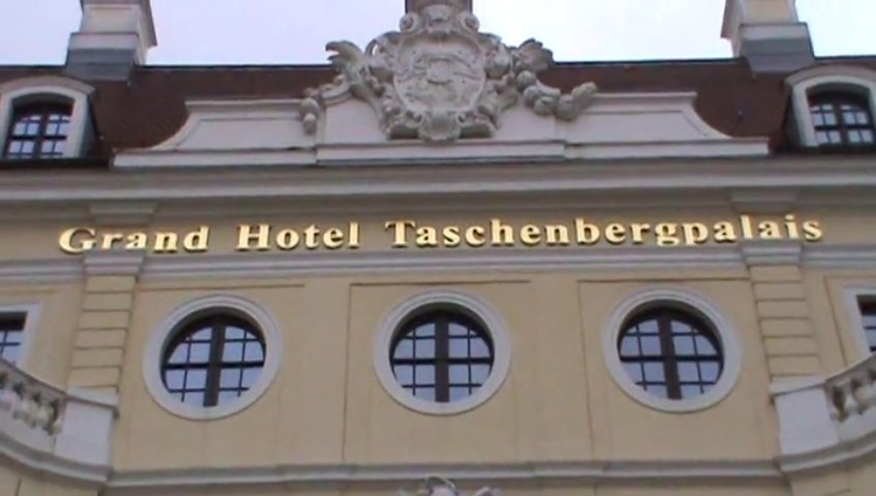 Dresden Luxushotel Taschenbergpalais Kempinski von aussen Dresden Sachsen Staedtereise Luxushotel Semperoper Onlinebuchung im Reisebüro Fella Hammelburg @ http://vip-reisen.de Tel. 09732-2600 Email info@fella.de ab 18.30 Uhr und am Wochenende unter 0171-2