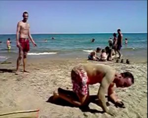 Piruetas en la arena de la playa - by Homero
