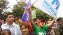 Bachelet vuelve a la campaña con ímpetu tras las elecciones del domingo