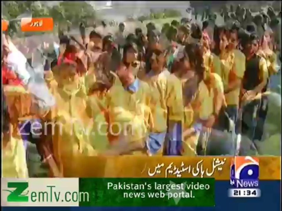 Lahore National Stadium me larkiyon ko intizamiya ne Mamoo banadia