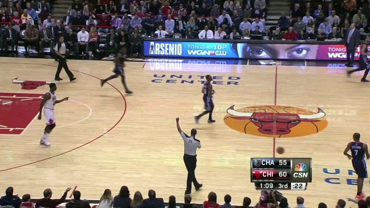 Jeff Adrien bloque le dunk de Taj Gibson