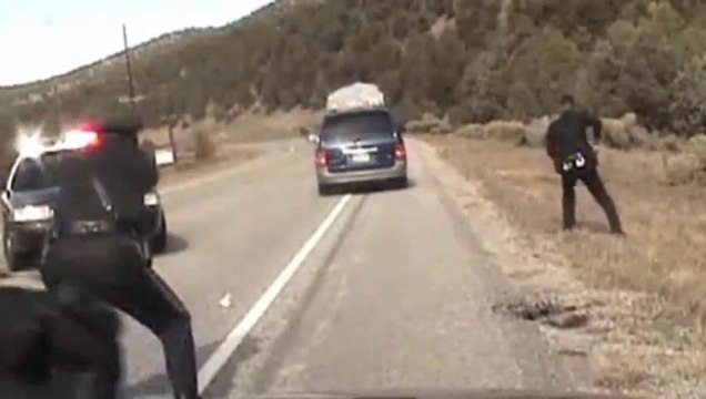 Contrôle de police qui tourne mal.... Ils tirent sur la voiture!