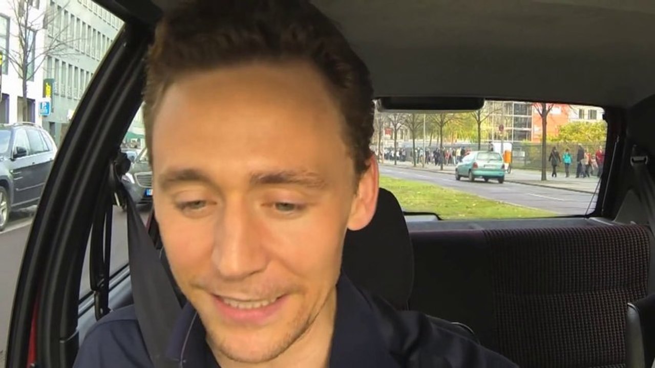 Tom Hiddleston Sings Stand By Me Karaoke