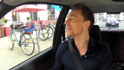 L'acteur Tom Hiddleston fait du Karaoke : reprise de Stand by me en voiture!
