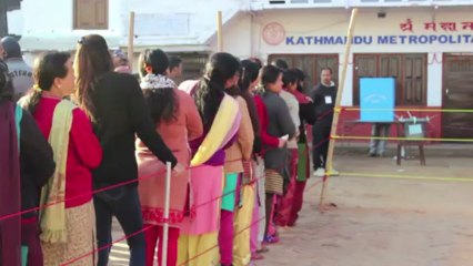 Bomba fere crianças em eleição no Nepal