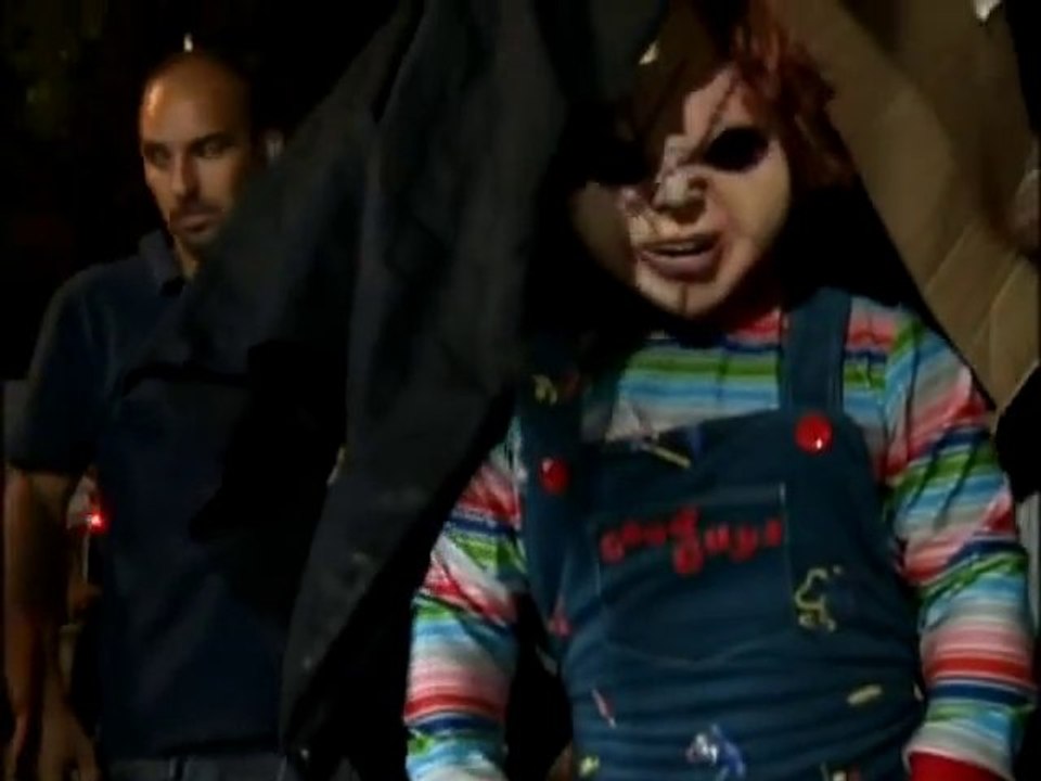 Chucky à l'arrêt de bus (Caméra Cachée)