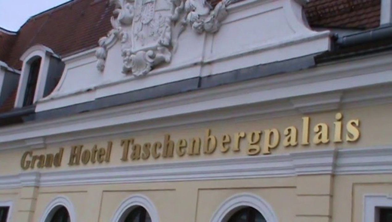 Dresden Luxushotel Taschenbergpalais Kempinski von aussen Dresden Sachsen Staedtereise Luxushotel Semperoper Onlinebuchung im Reisebüro Fella Hammelburg @ http://vip-reisen.de Tel. 09732-2600 Email info@fella.de ab 18.30 Uhr und am Wochenende unter 0171-2