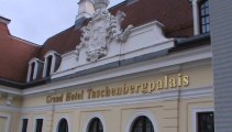 Dresden Luxushotel Taschenbergpalais Kempinski von aussen Dresden Sachsen Staedtereise Luxushotel Semperoper Onlinebuchung im Reisebüro Fella Hammelburg @ http://vip-reisen.de Tel. 09732-2600 Email info@fella.de ab 18.30 Uhr und am Wochenende unter 0171-2