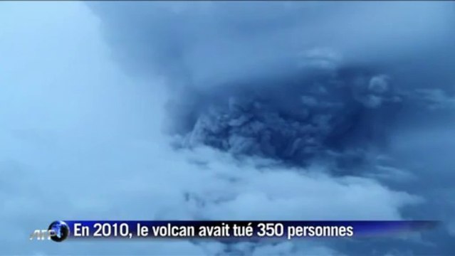 Un volcan Indonésien crache des panaches de cendres