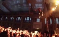 Un chanteur se jette dans le public de 10 mètres de haut !