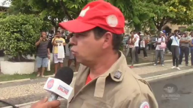 Alagoinhas: Veiculo pega fogo quando trafegava pela praça da bandeira - TV Alta Pressão