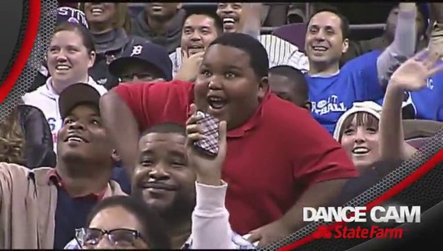 Battle de danse entre 2 supporters pendant un match de basket! ENORME