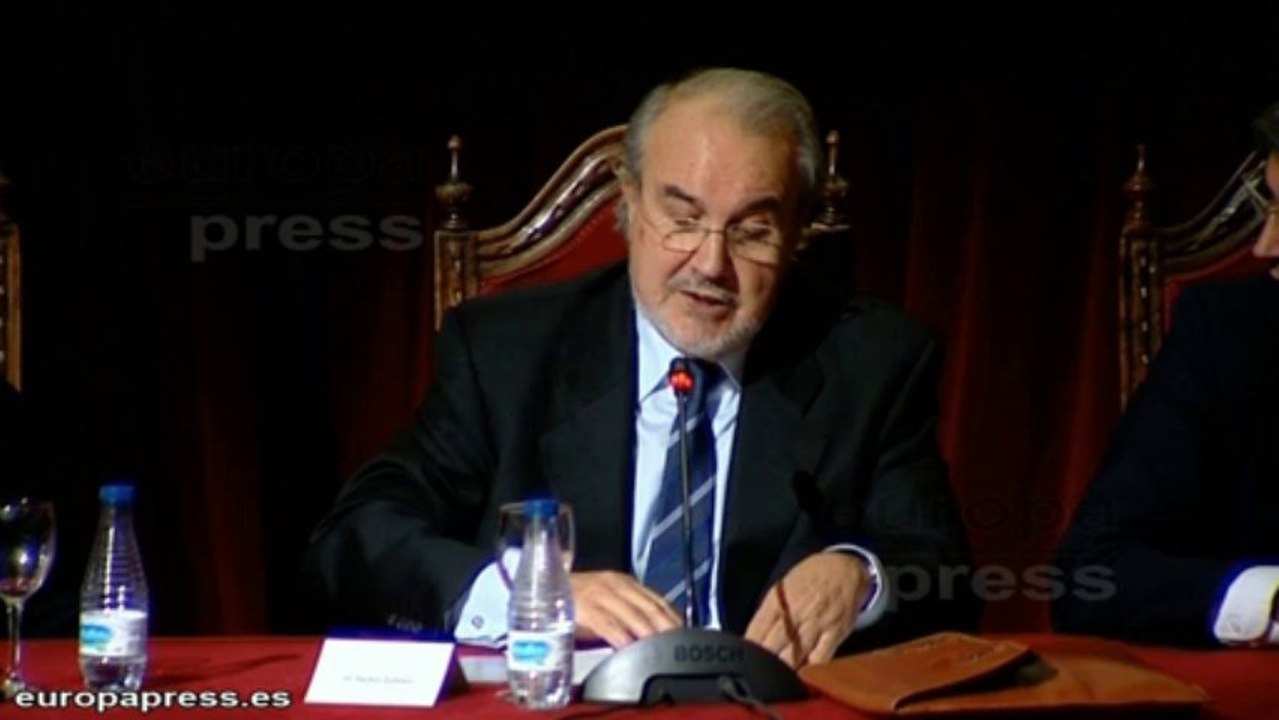 Solbes, "radicalmente diferente" a Zapatero