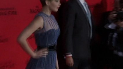 Lawrence hits red carpet, Parton performs as hologram