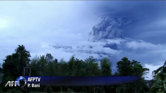 Uno de los volcanes más peligrosos del mundo entró en erupción en Indonesia