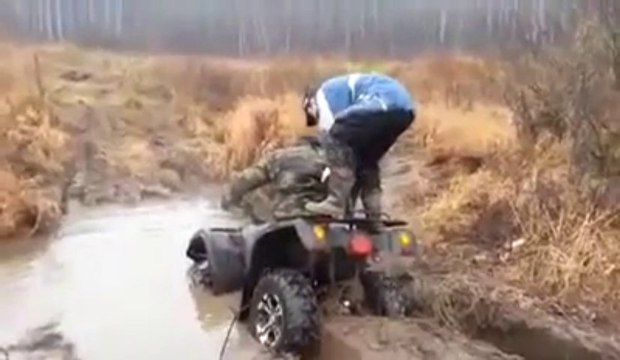 Finir la tête dans la boue - 2 idiots sur un Quad!