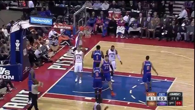 Amar'e Stoudemire teste la défense Bargnani