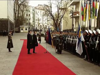 Il rattrape son chapeau tel un JEDI! Enorme....